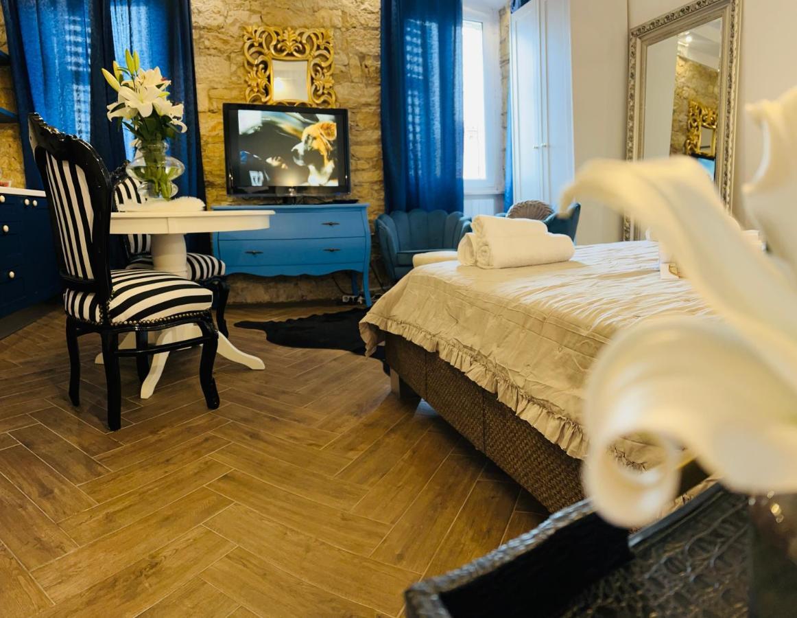 La Dolce Vita Luxury Apartments With Best Free Private Parking In City Center Pula Exterior photo