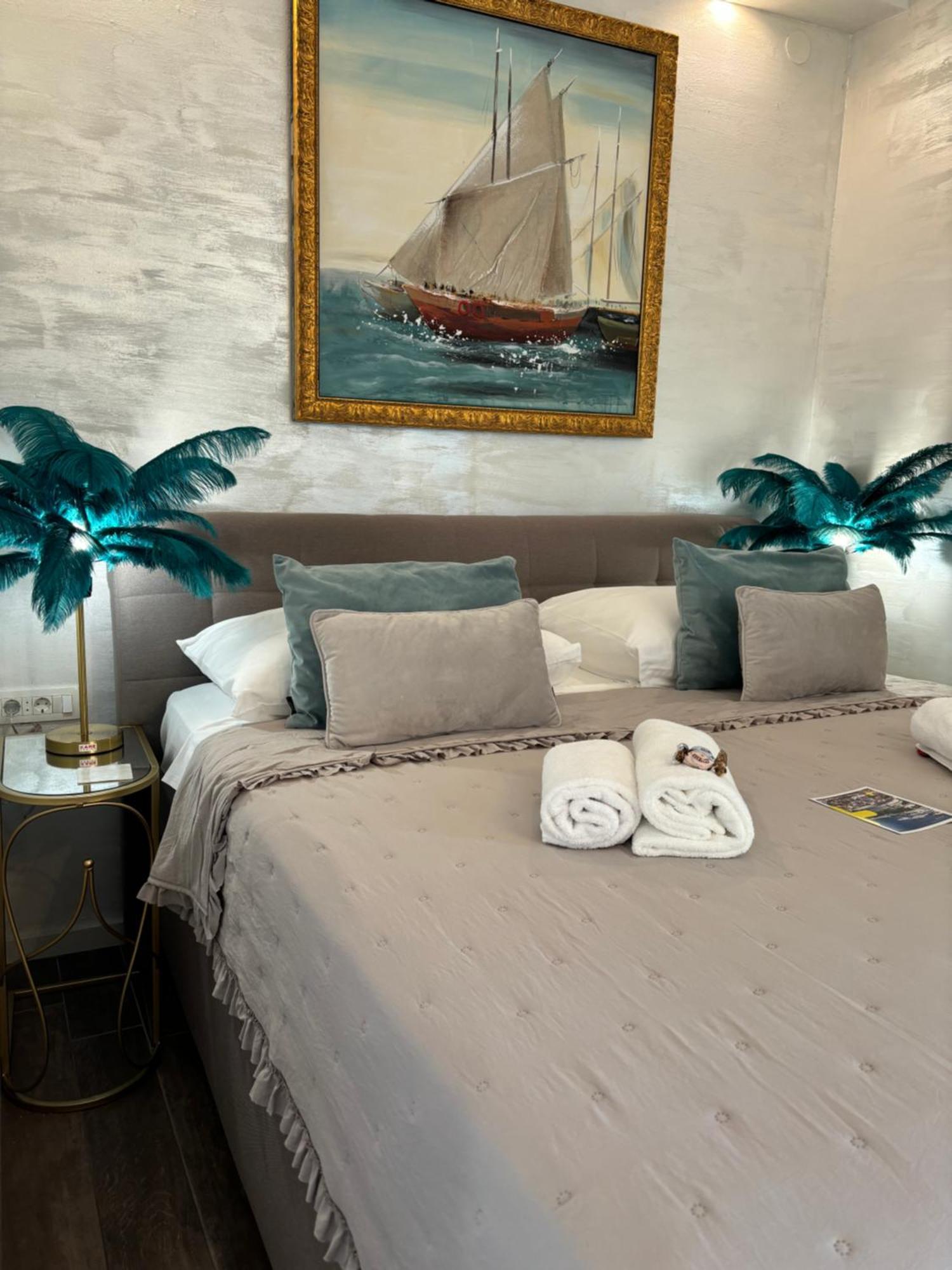La Dolce Vita Luxury Apartments With Best Free Private Parking In City Center Pula Exterior photo